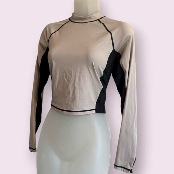 Fabletics Beige Black Long Sleeve Athletic Crop Top - Size M - Picture 4 of 6
